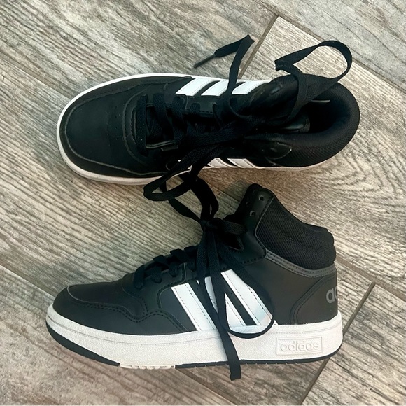 AWESOME 7 pair of new to like new & great condition SHOES/BOOTS/SLIPPERS/SANDALS - Picture 6 of 9